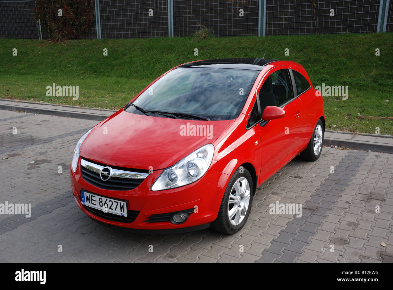 Opel Corsa 1.3 CDTI - MA 2006 - rouge métallique - trois portes (3D) -  Français populaires petite voiture de ville, le segment B - city parking  Photo Stock - Alamy