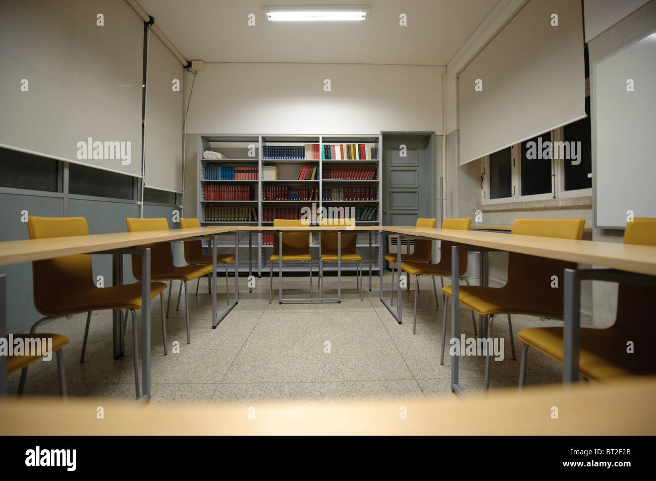 Petite salle de classe vide à l'Université de Coimbra, Faculté des sciences humaines Banque D'Images
