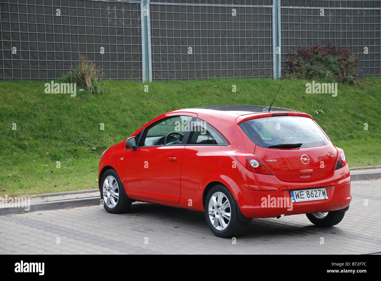 Opel Corsa 1.3 CDTI - MA 2006 - rouge métallique - trois portes (3D) -  Français populaires petite voiture de ville, le segment B - city parking  Photo Stock - Alamy