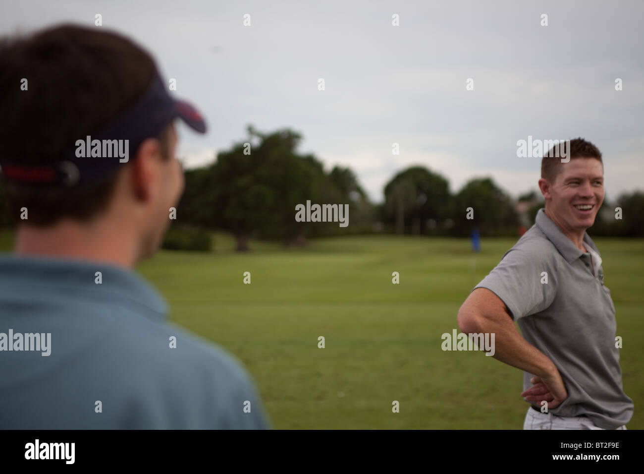 Deux golfeurs taquiner l'autre. Banque D'Images
