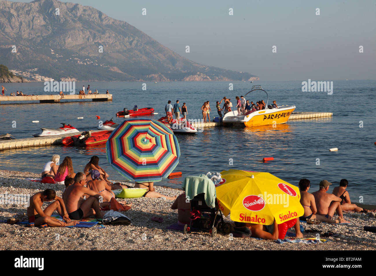 Budva, Monténégro, plage, personnes, parasols, Banque D'Images
