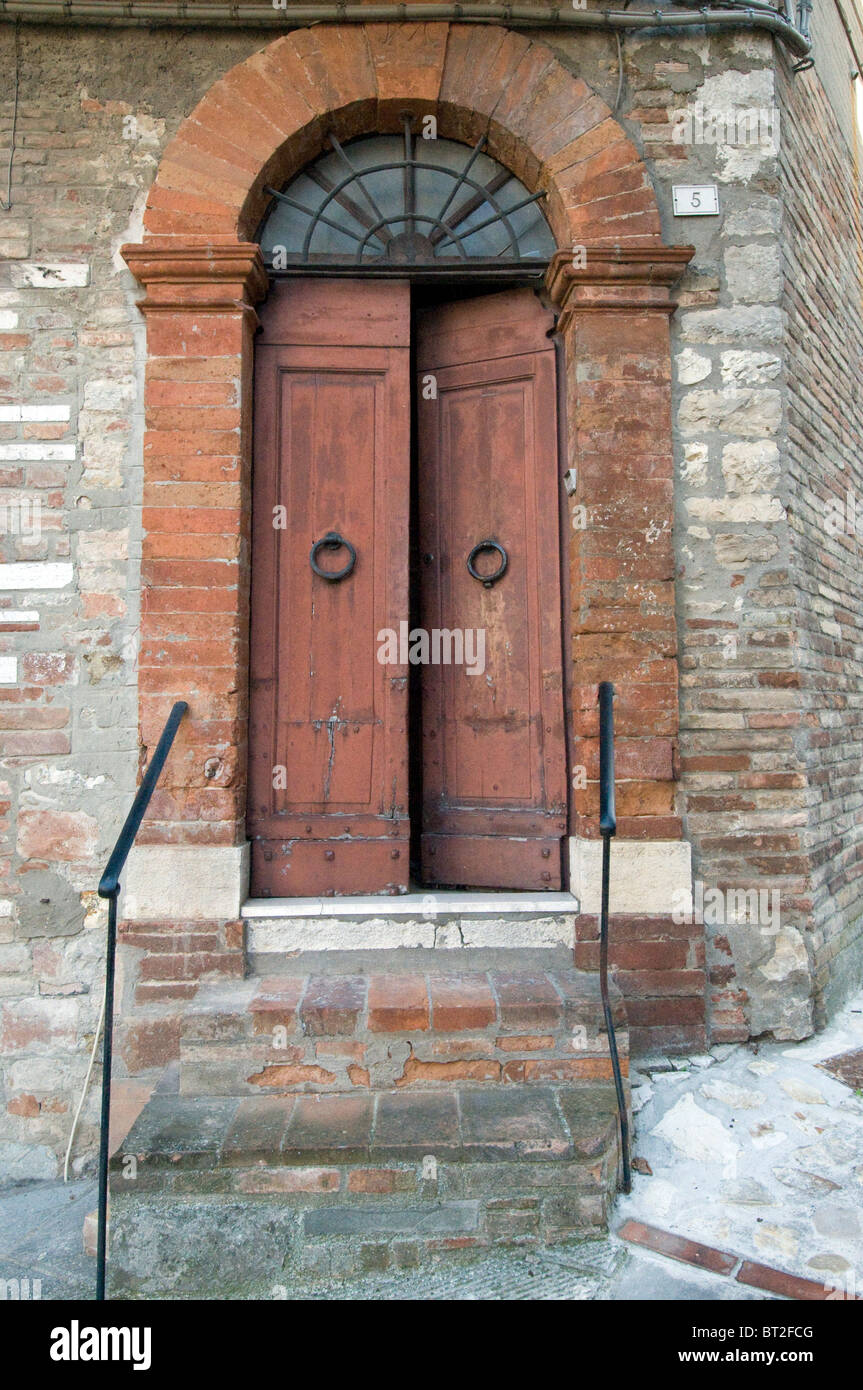 Ouvrir la porte en bois. Banque D'Images