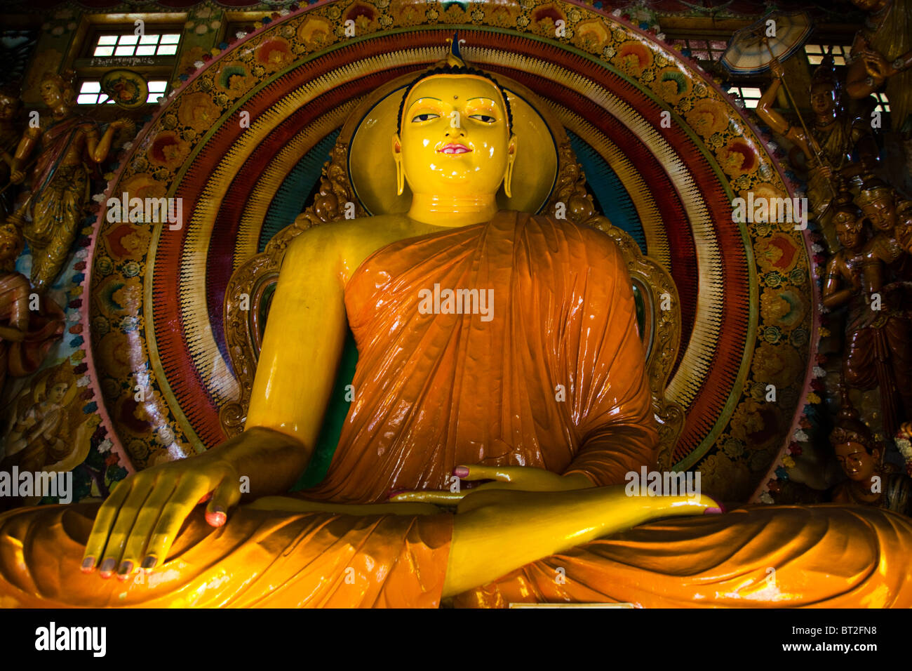 Bouddha à Temple Gangaramaya est situé près de Beira Lake à Colombo. Banque D'Images