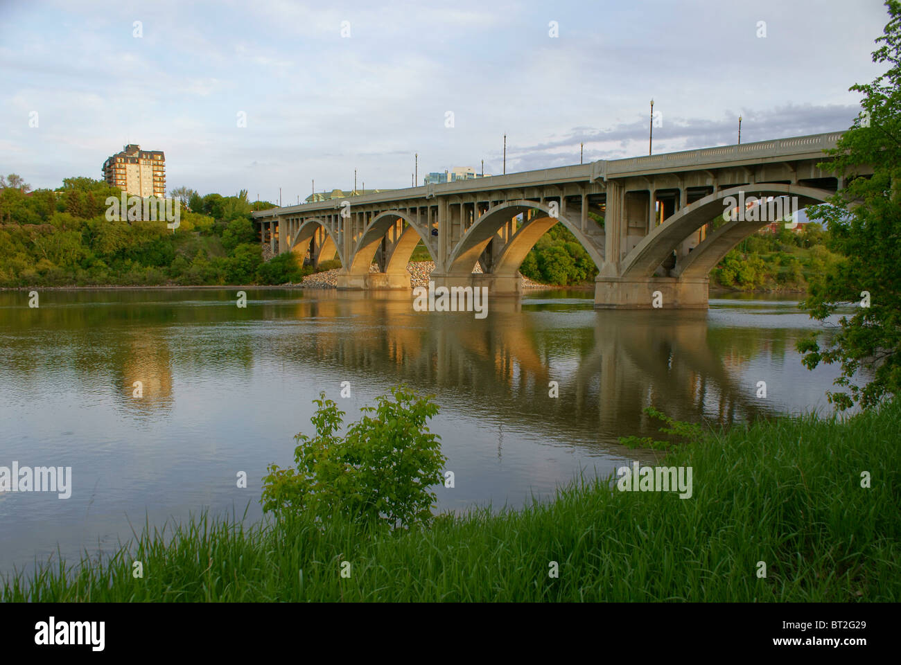 1932 pont Broadway monument à Saskatoon, Saskatchewan, véhicule du doyen arche en béton pont enjambant la rivière Saskatchewan Sud Banque D'Images