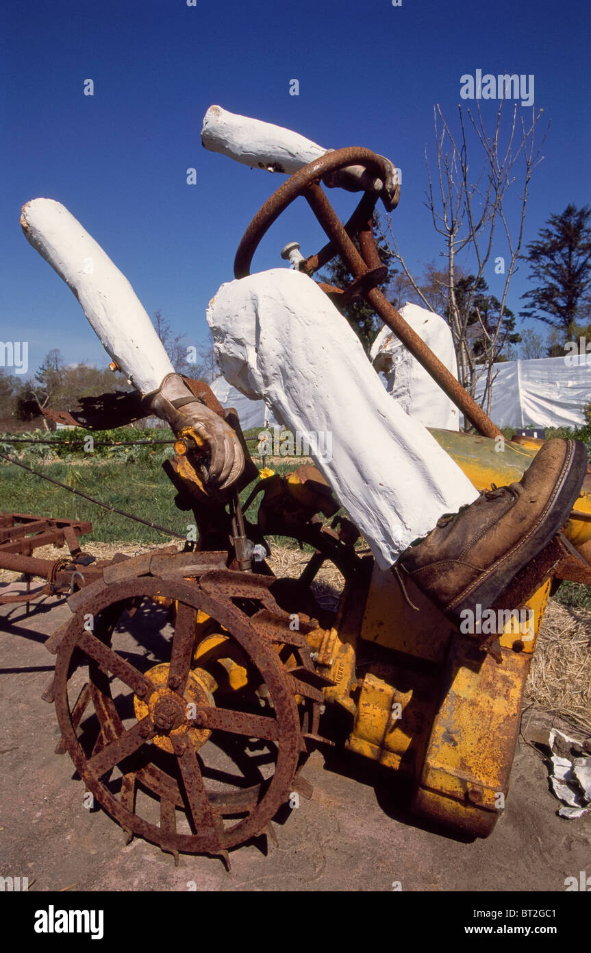 Sculpture de ferme avec les bras et les jambes sur rusty le tracteur à la ferme éducative, Arcata Arcata, Humboldt County, California, USA Banque D'Images