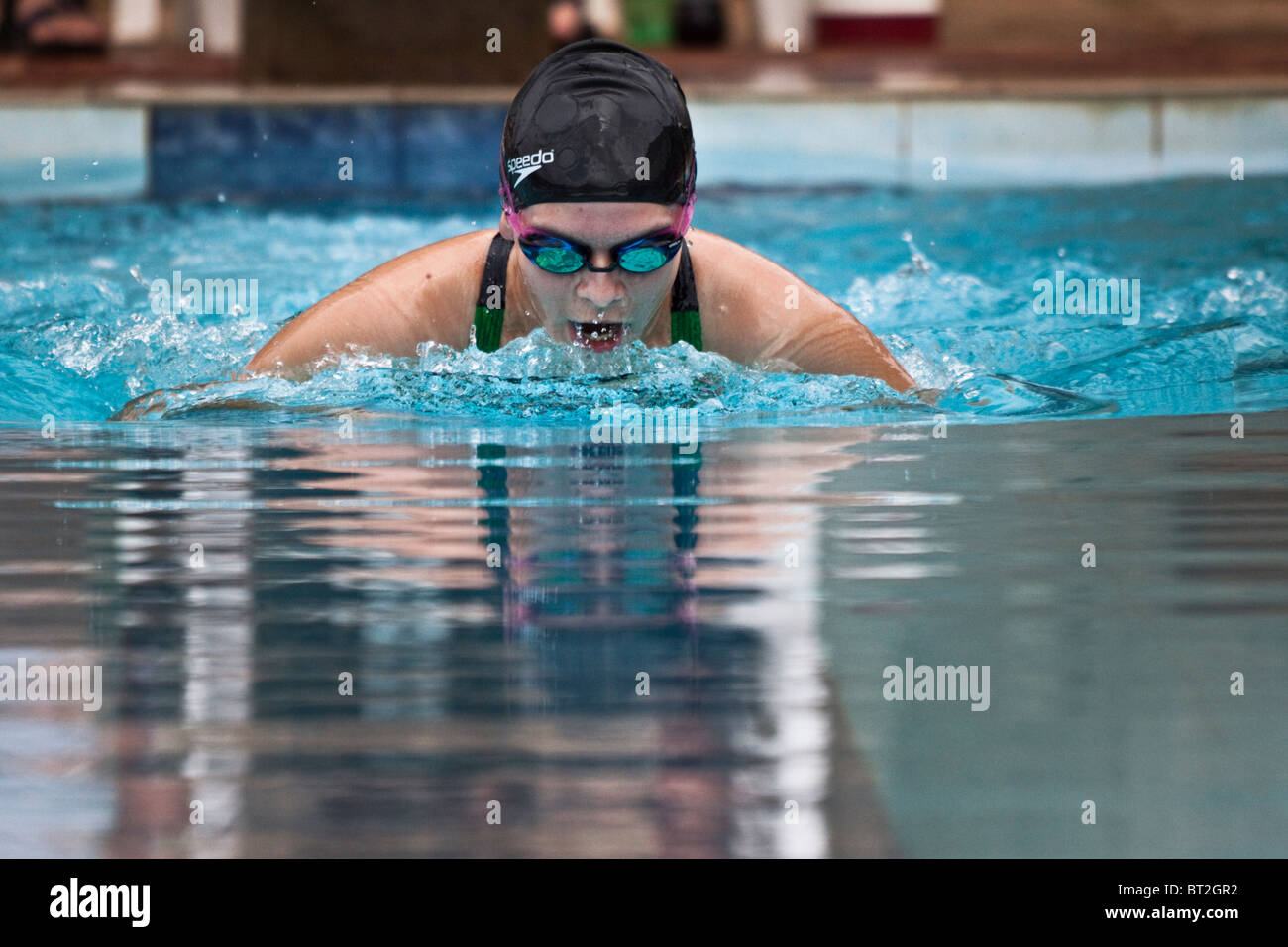 Girl swimming la brasse Banque D'Images