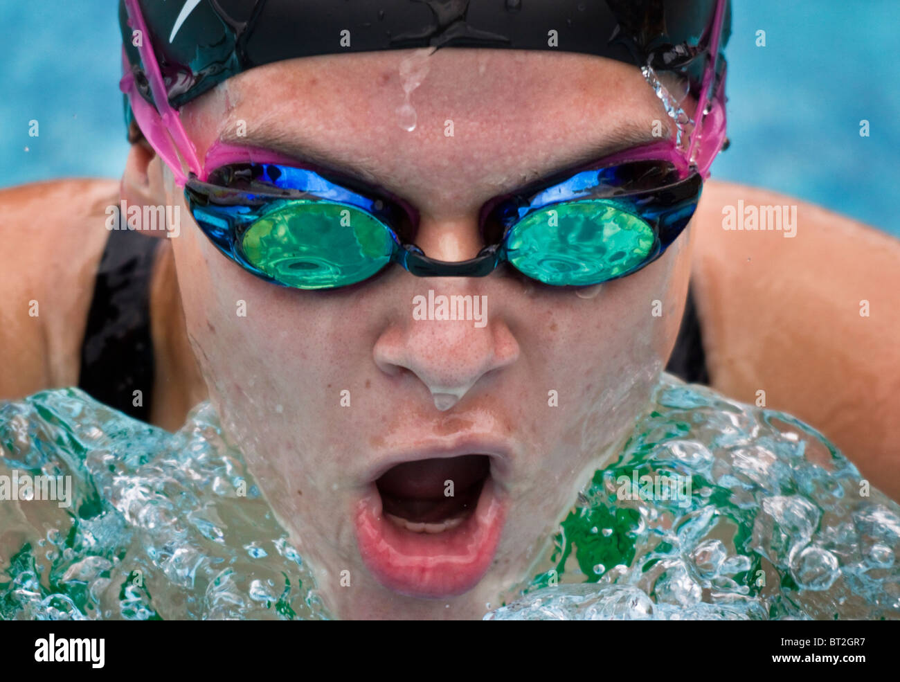 Girl swimming la brasse Banque D'Images