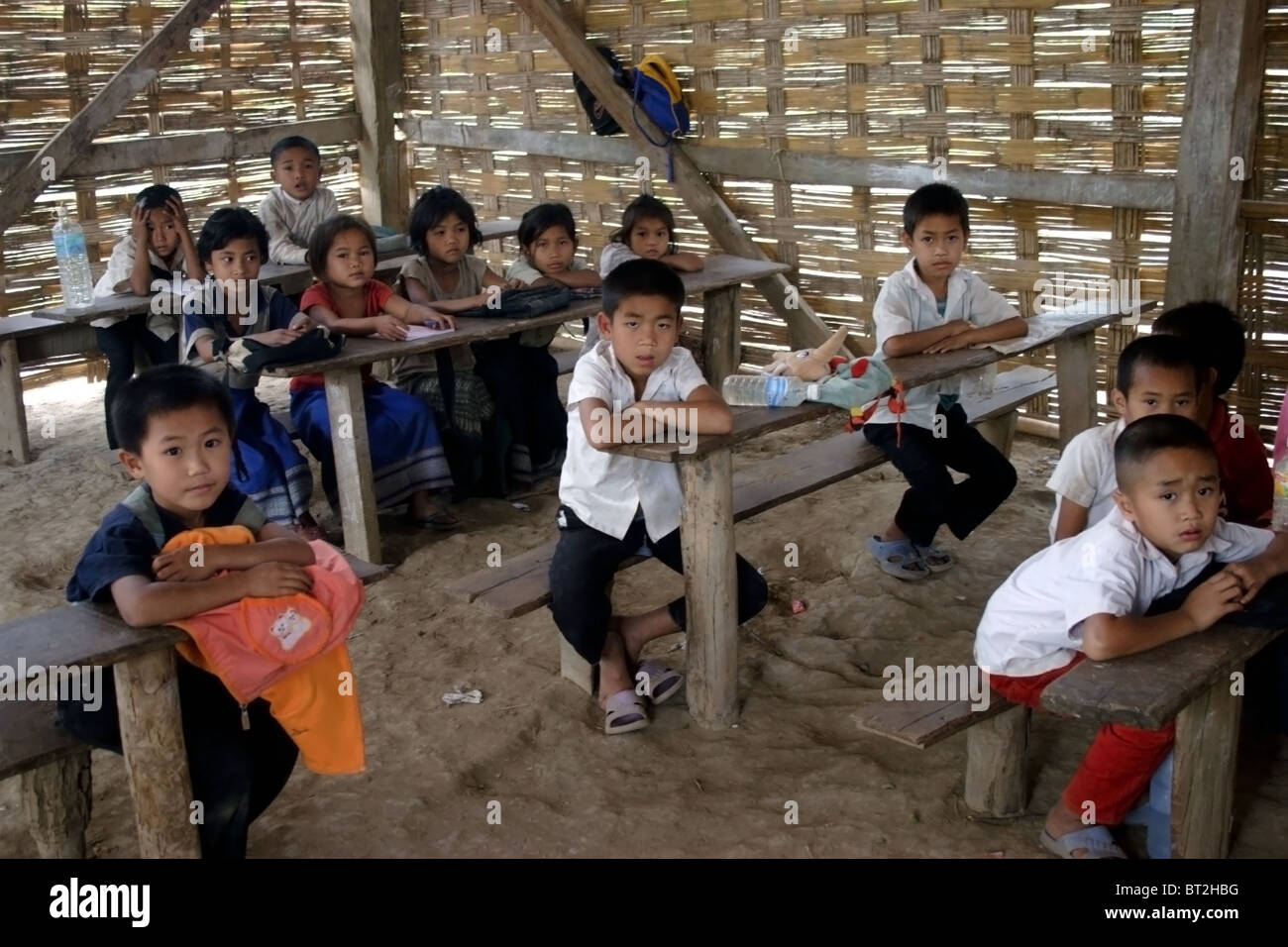 5 à 7 ans, les élèves de maternelle sont assis à des tables en bois à l'interdiction Buamlao Buamlao interdiction dans l'école primaire, au Laos. Banque D'Images