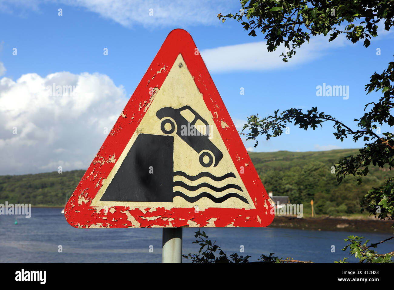 Et côté quai rivière UK road sign à Lochaline sur la péninsule de Morvern Banque D'Images
