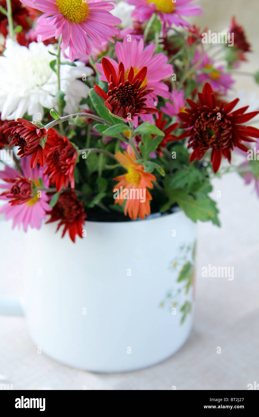 Fleurs sauvages dans un vase sur une table en bois Banque D'Images