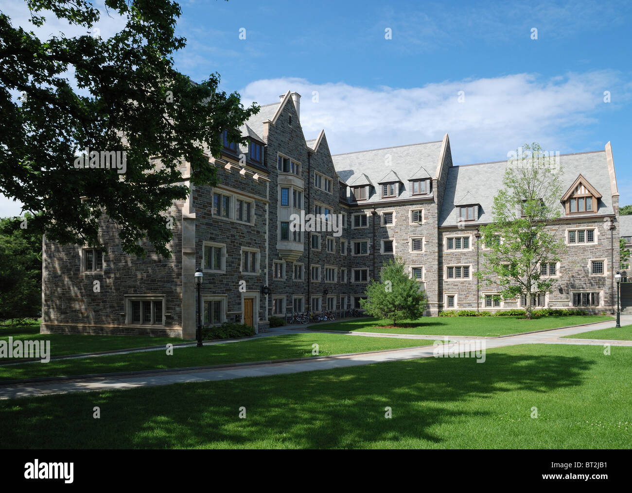 Il y a des vieux bâtiments en pierre, de pelouses vertes en campus de l'Université de Princeton. Banque D'Images