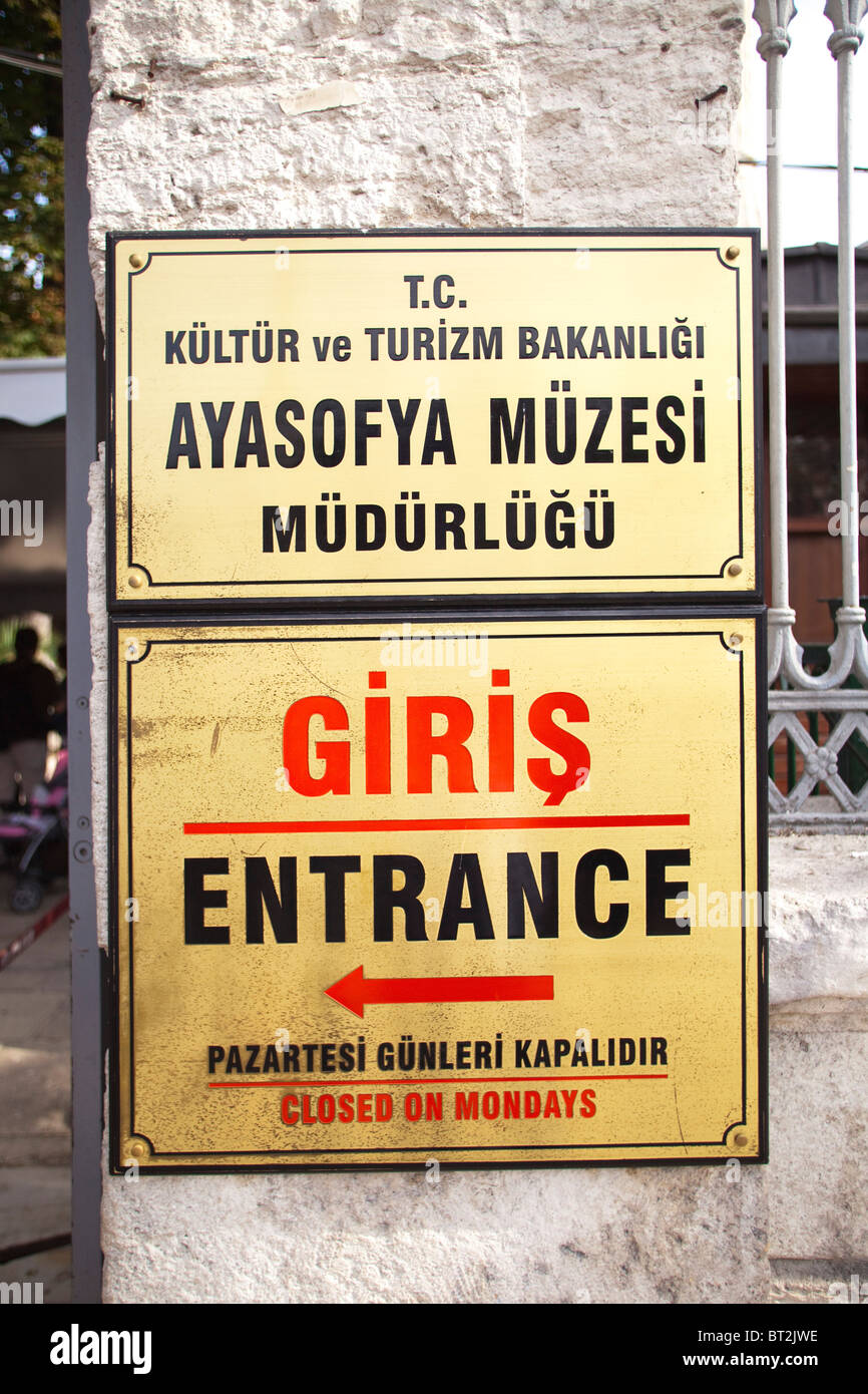 Panneau pour l'entrée de la mosquée Aya Sofia à Istanbul, Turquie Banque D'Images