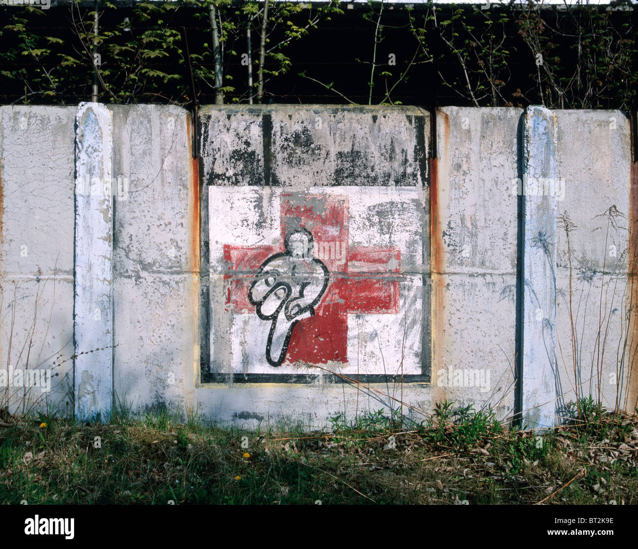 Graffiti sur un mur de béton illustrant la réglementation de la sécurité (premiers soins) dans une ancienne caserne russe Leipzig, Saxe, Allemand Banque D'Images