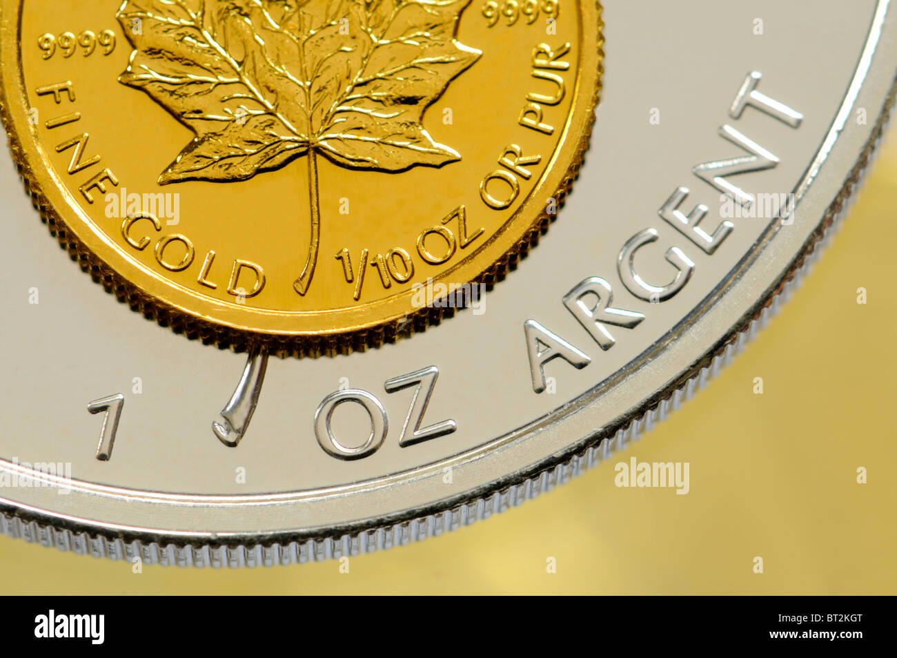 1/10 once pièce d'or pur sur 1oz pièce d'argent pur de même conception. Feuille d'érable canadienne Banque D'Images