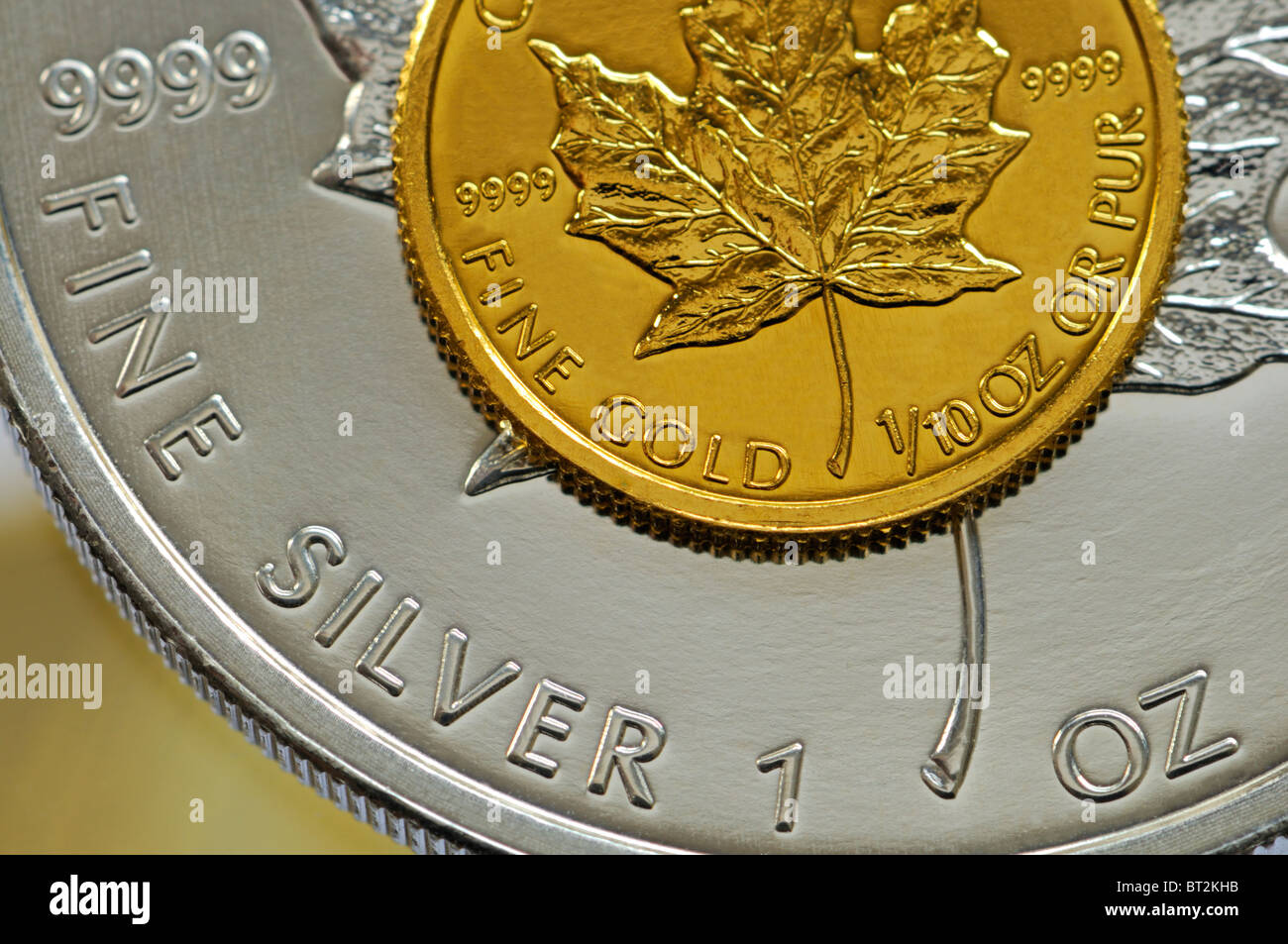 1/10 once pièce d'or pur sur 1oz pièce d'argent pur de même conception. Feuille d'érable canadienne Banque D'Images