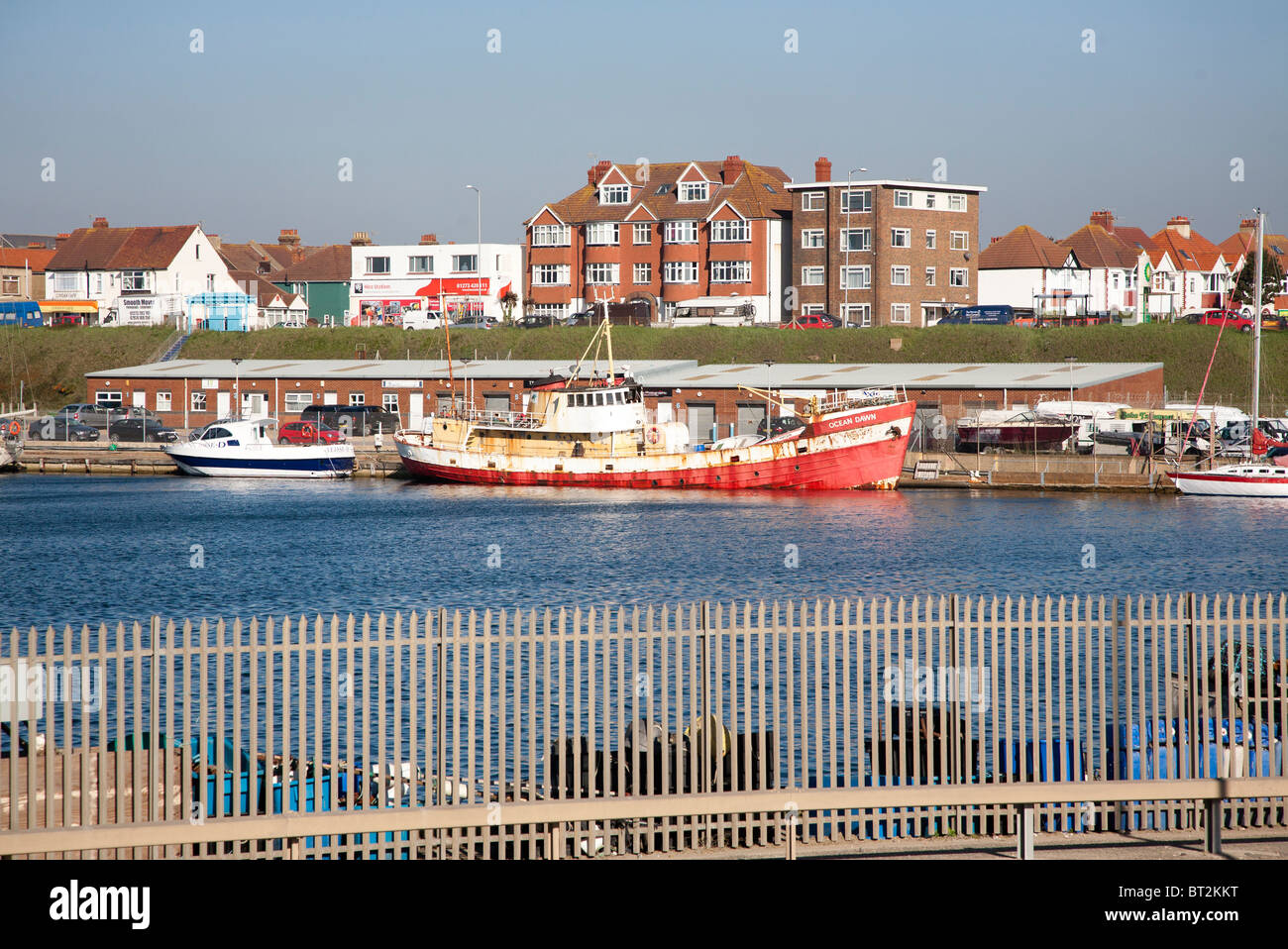 Port Shoreham à Portslade homes en arrière-plan Banque D'Images