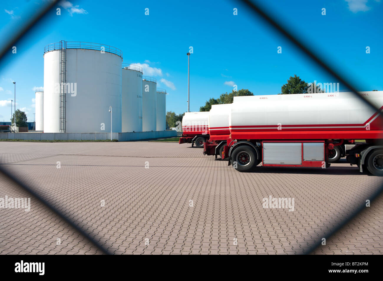 Les réservoirs de carburant vus de derrière une clôture Banque D'Images