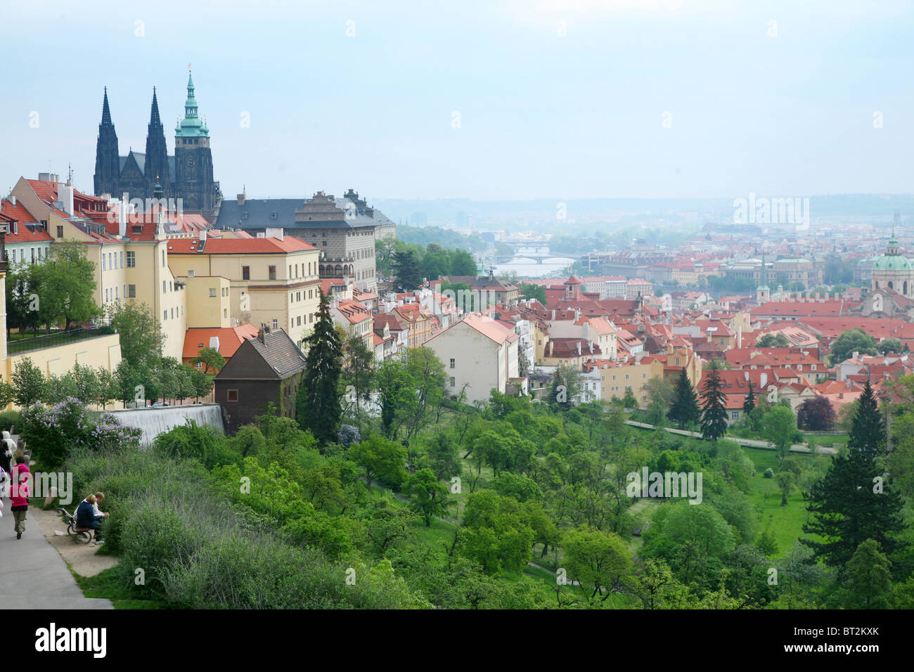 Magnifique paysage de toits rouges de la vieille ville de Prague. Banque D'Images