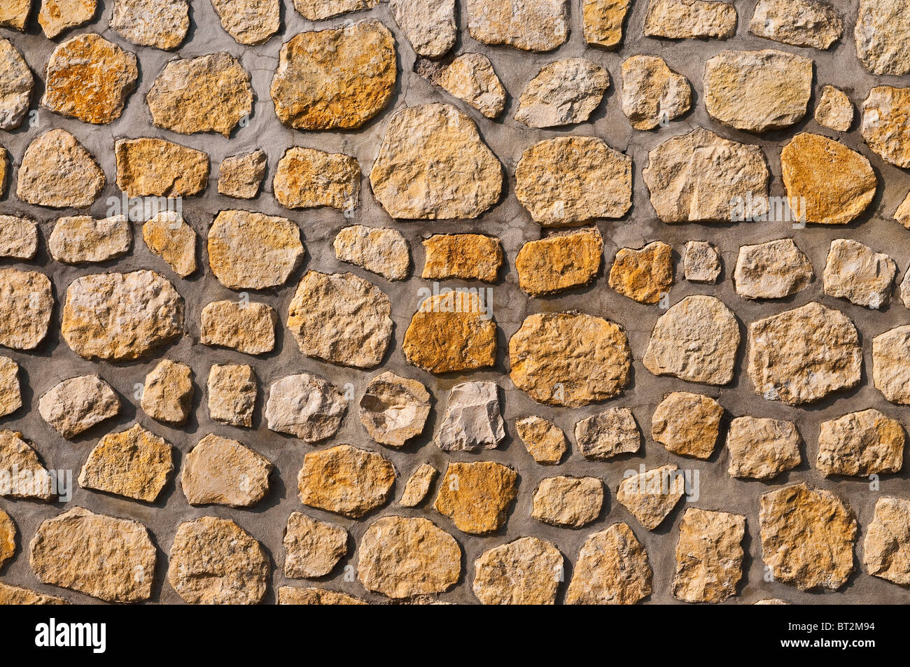 Mur avec des blocs de pierre aléatoire appliquée - France. Banque D'Images