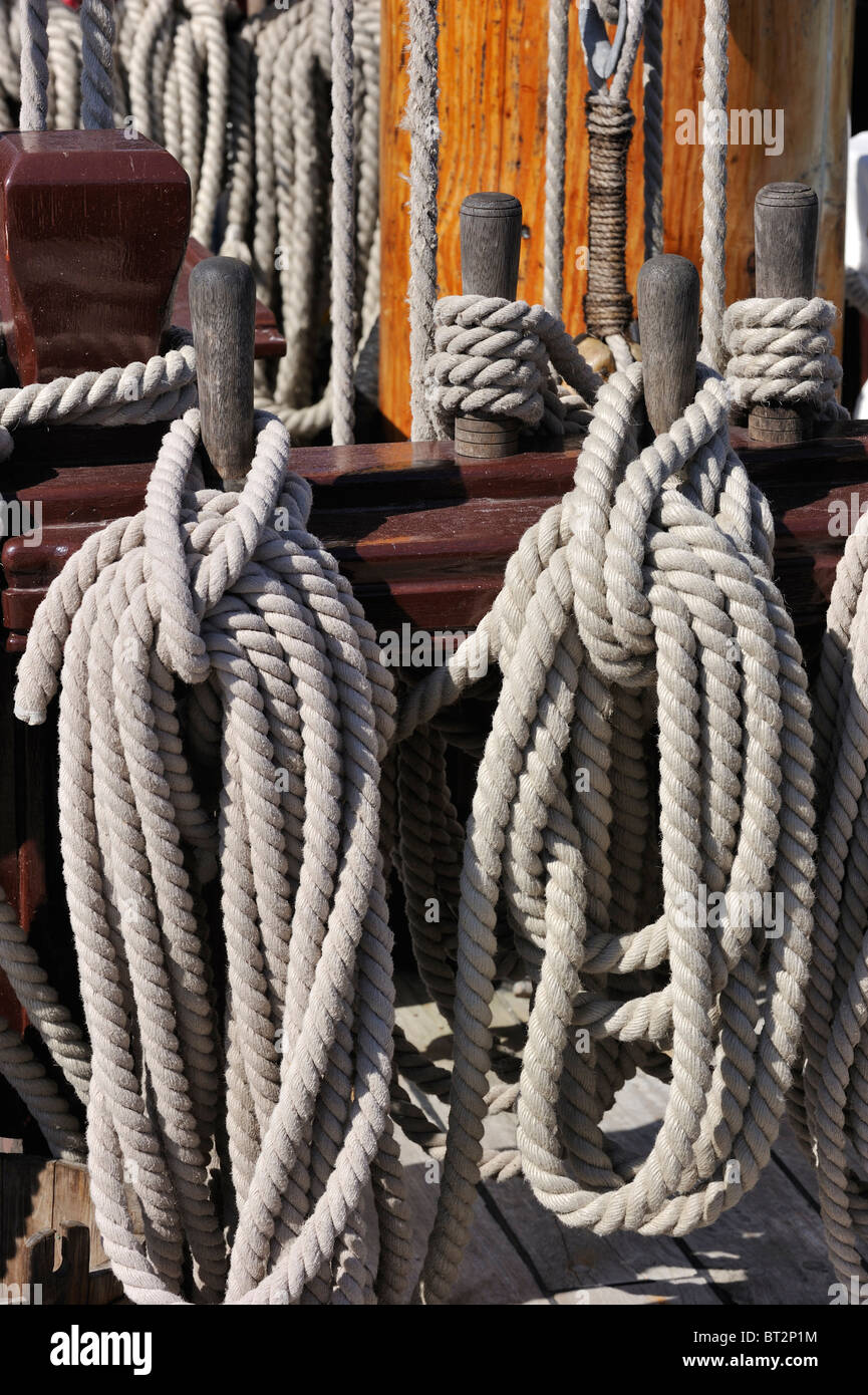 Lové sur des cordes de cabillots le Grand Turc / Etoile du Roy, un trois-mâts frégate à Saint Malo, Bretagne, France Banque D'Images