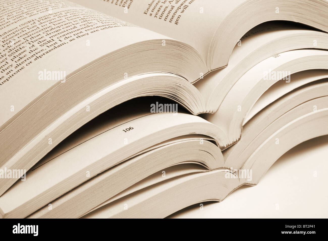 Pile de livres ouverts Banque D'Images