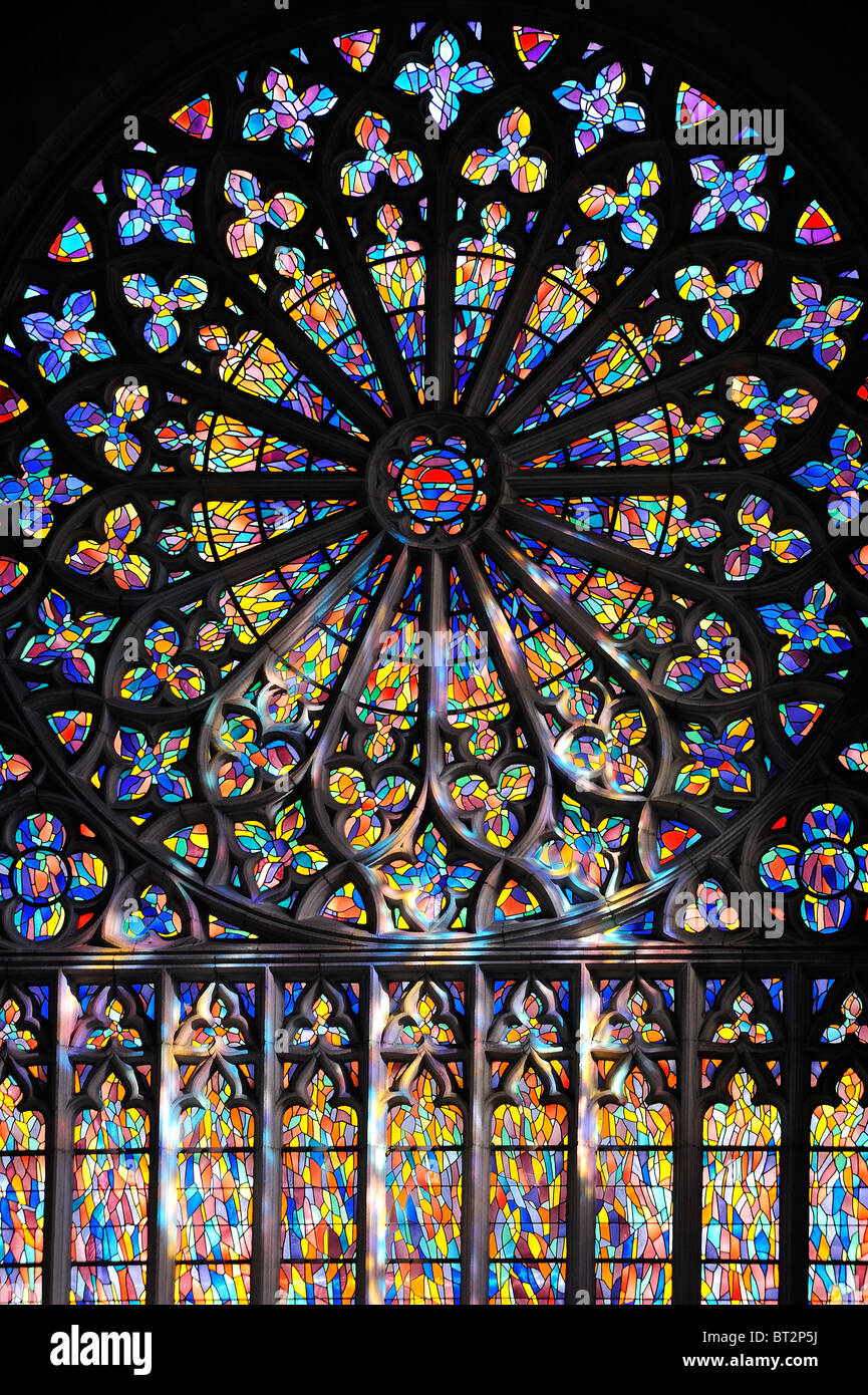 Rosace de vitraux à la Cathédrale de Saint-Malo / Cathédrale Saint-Vincent-de-Saragosse de Saint-Malo, Bretagne, France Banque D'Images
