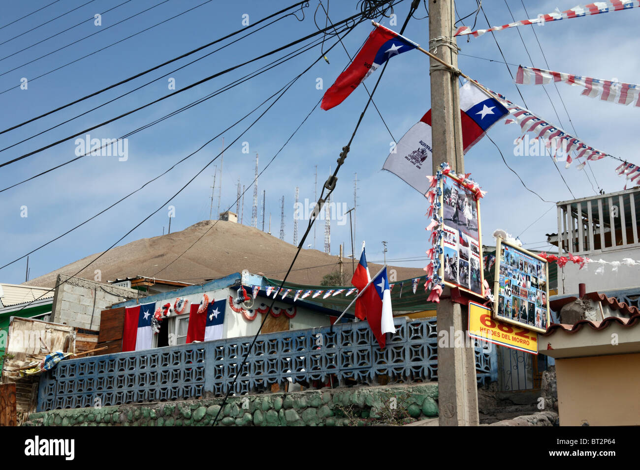 Maisons décorées de drapeaux chiliens pour le bicentenaire de la création de la première junte de gouvernement du Chili le 18 septembre 1810, Arica Banque D'Images