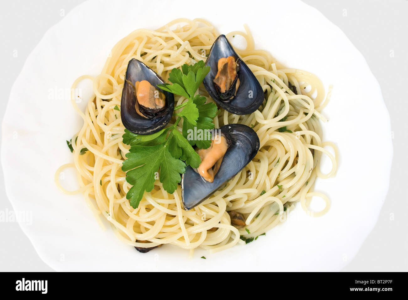 Spaghetti aux moules cuites à la légère l'ail, l'oignon et le persil Banque D'Images