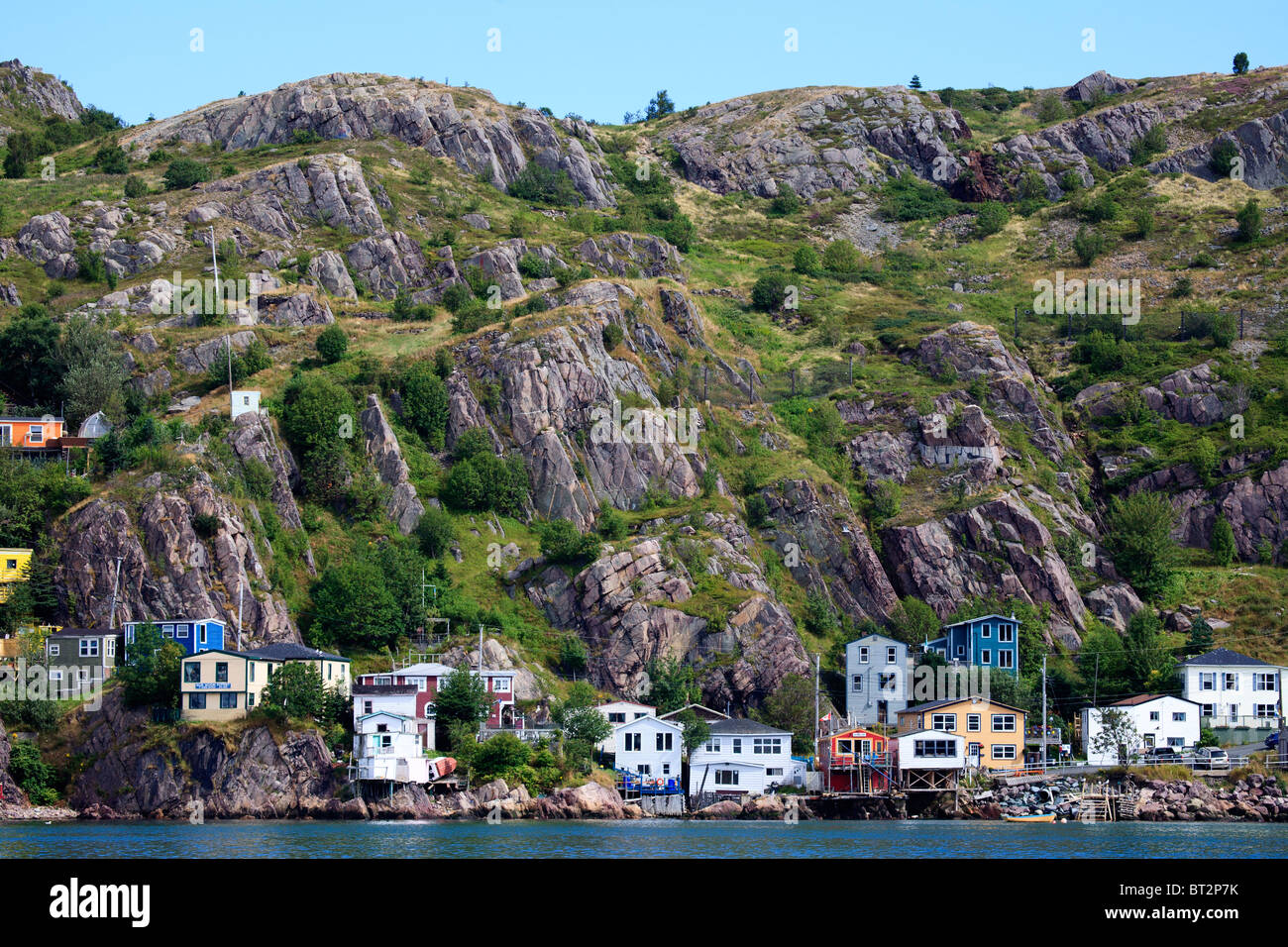 La batterie. Maisons perchées sous les falaises de Signal Hill à St.Johns, Newlandland, Canada Banque D'Images