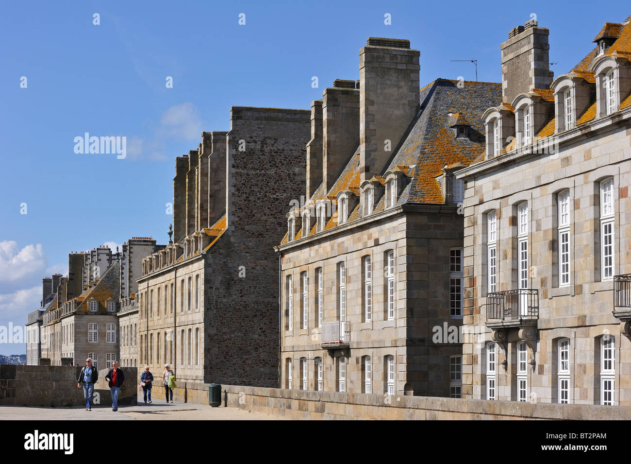 Les touristes la marche sur la ville remparts et maisons typiques à Saint-Malo, Bretagne, France Banque D'Images