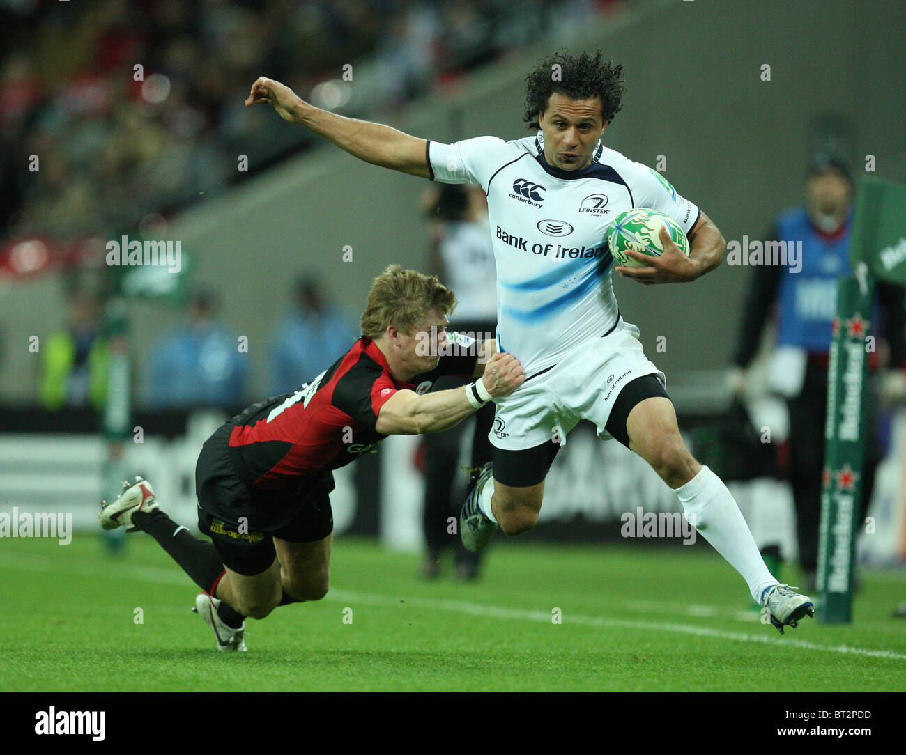 Isa Nacewa de Leinster s'exécute avec la balle tandis qu'Adam Powell de Saracens tente de s'attaquer au cours de la Heineken Cup. Banque D'Images