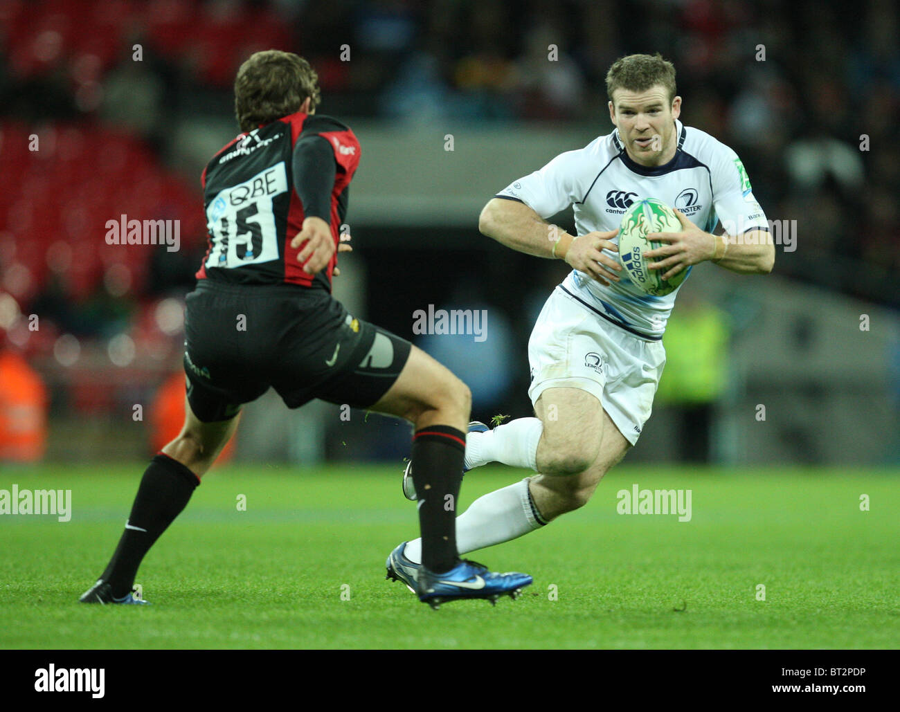 Richardt Stauss (R) tente d'éviter la défense par Alex Goode de Sarrasins de Leinsterduring la Heineken Cup. Banque D'Images