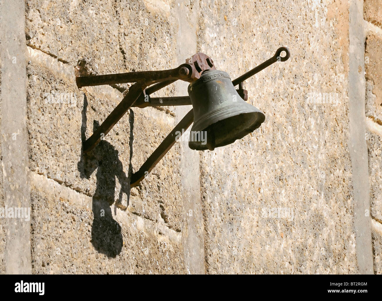 Une vieille cloche, accrochée à un mur Banque D'Images