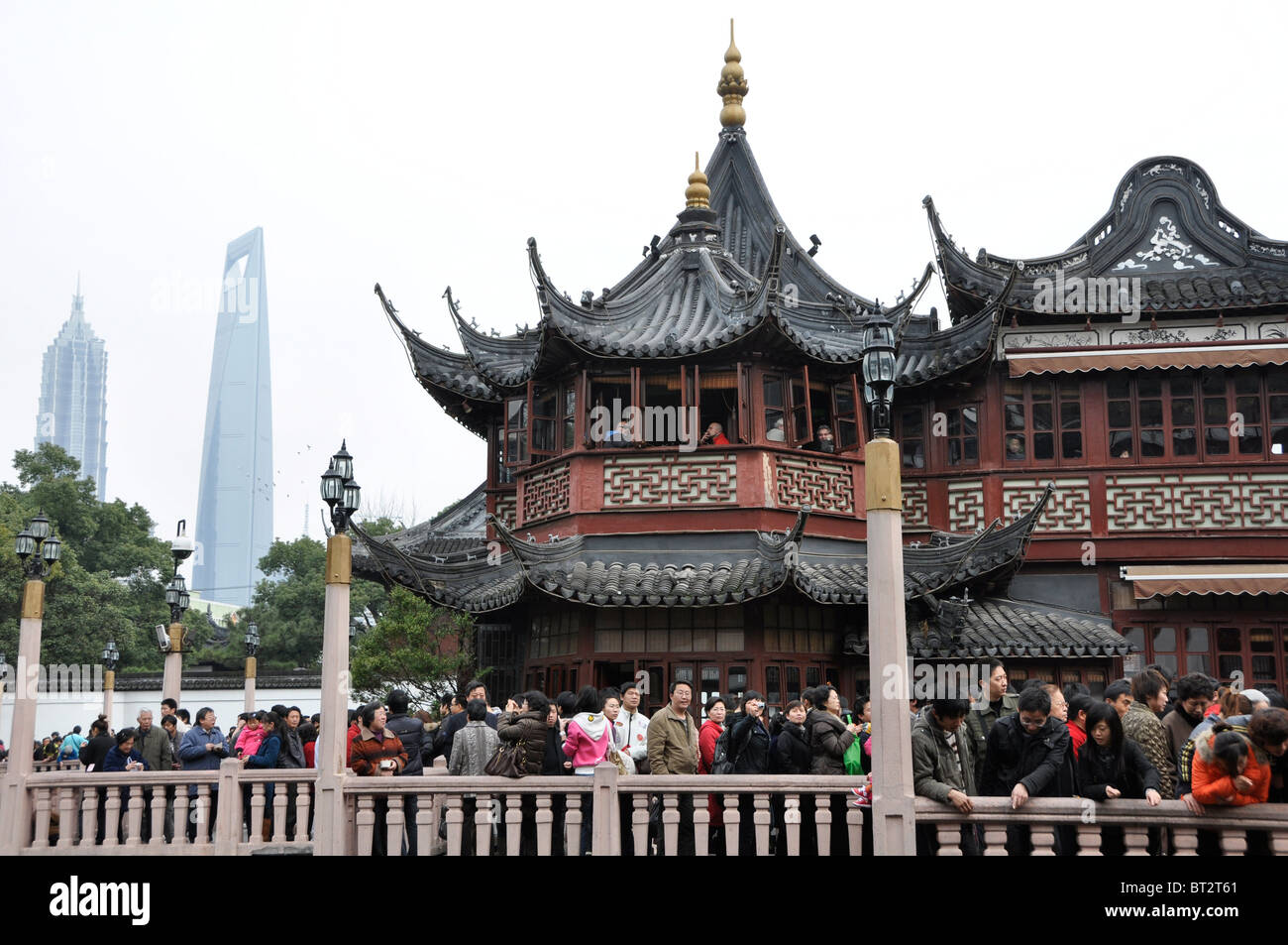 Foule de touristes au Jardin Yuyuan avec tour Jinmao Tower et du centre financier dans l'arrière-plan de Shanghai Chine Banque D'Images