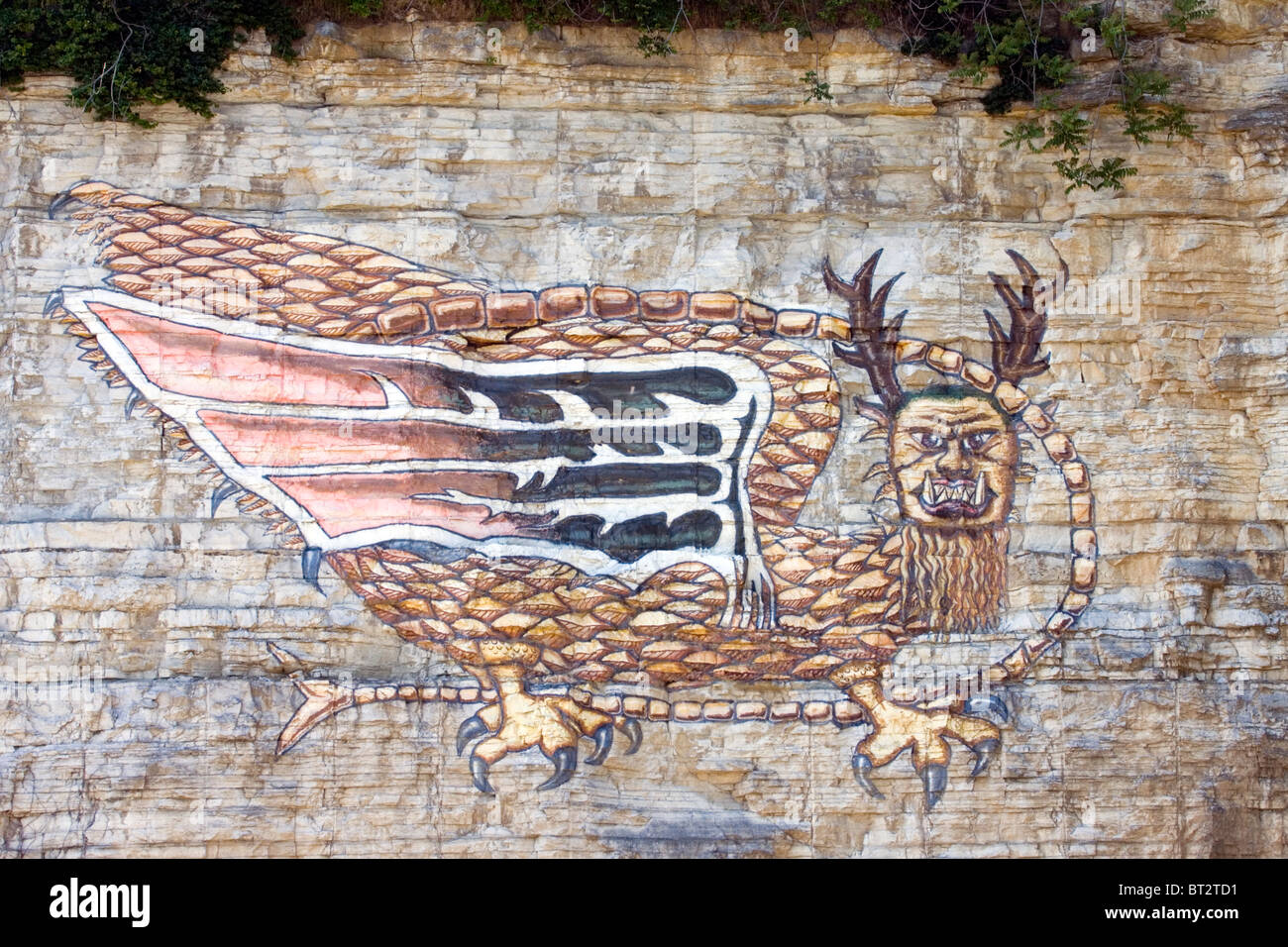 Sur une falaise de la rivière Mississippi près de Alton, Illinois, une peinture représente un monstre ailé légendaire Piasa. Banque D'Images