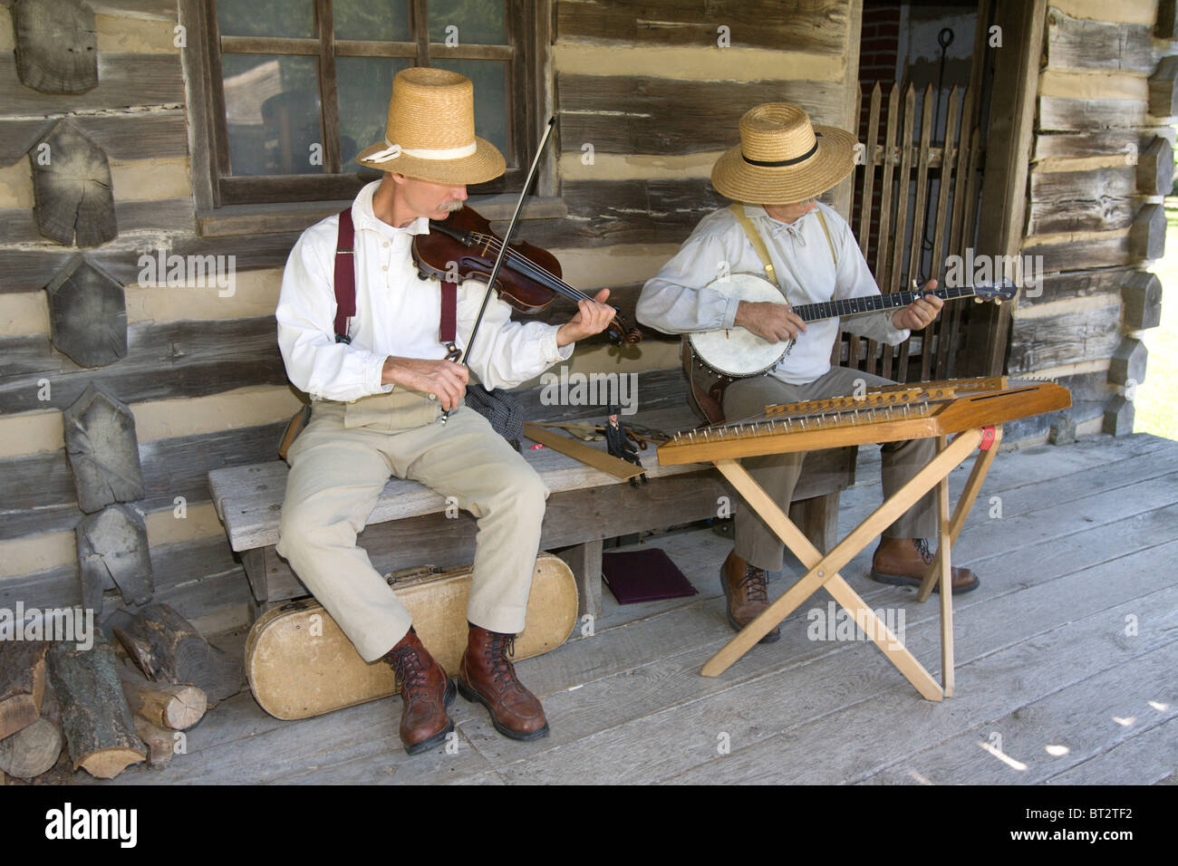 Les acteurs jouer du banjo, violon et hammer dulcimer, instruments populaires dans Lincoln's time in New Salem. Banque D'Images