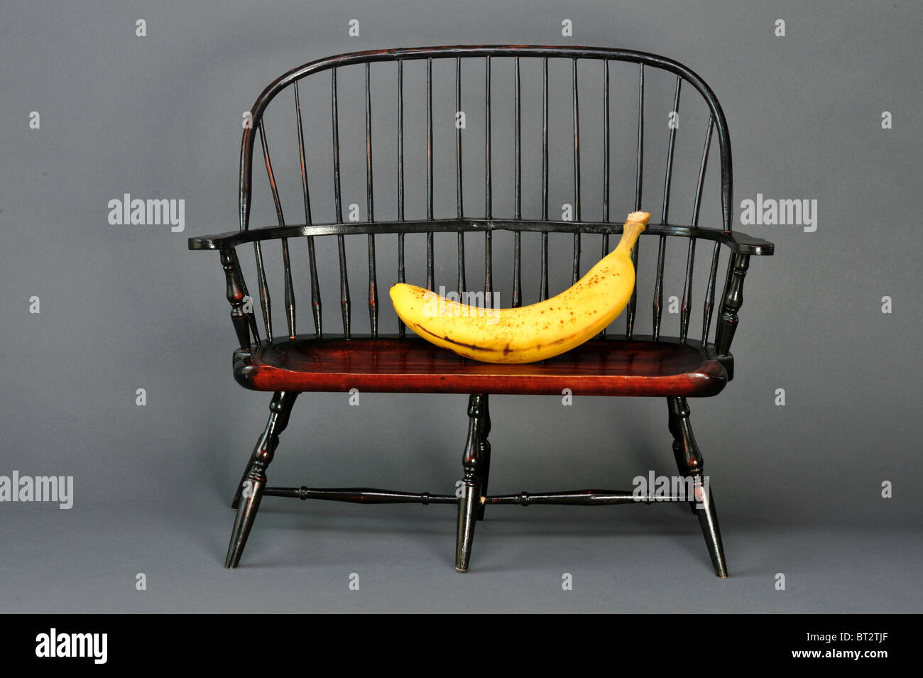 Réglage de la banane jaune sur une chaise Photo Stock - Alamy