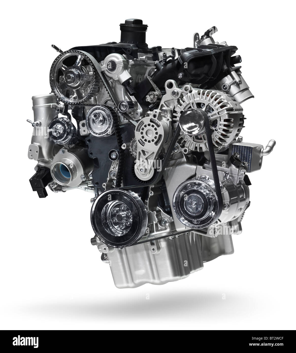 Licence disponible sur MaximImages.com - Volkswagen 2,0TSI turbocompressé moteur 4 cylindres 200hp. Isolé avec un masque sur fond blanc. Banque D'Images