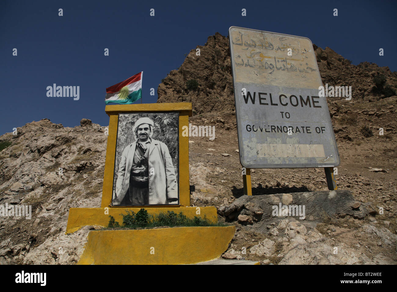 Brandir le drapeau kurde sur un monument de la route portant le chiffre de Mustafa Barazani leader historique dans le Nord de l'Iraq Banque D'Images