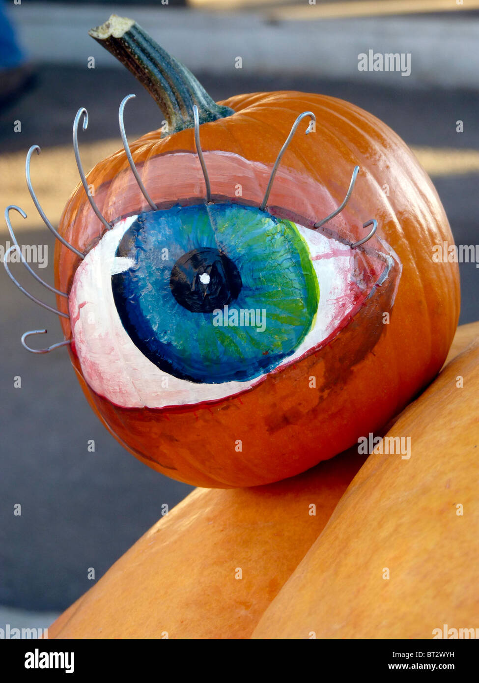 Close up of Pumpkin eye sur une sculpture, un art citrouille lunatique visage fait pour un festival d'Halloween citrouille d'automne, Maine USA Banque D'Images