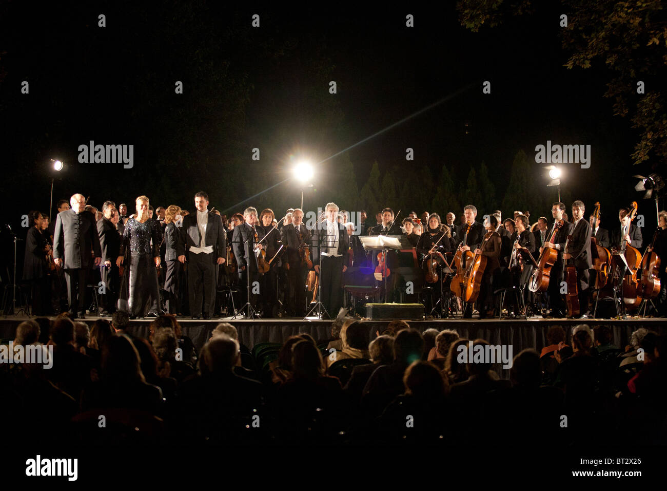 Les membres de l'Filharmonia Zenekar effectuer sur scène à Karolyi Palace, Conductor : Strausz Kalman le 14 septembre 2010 à Budape Banque D'Images