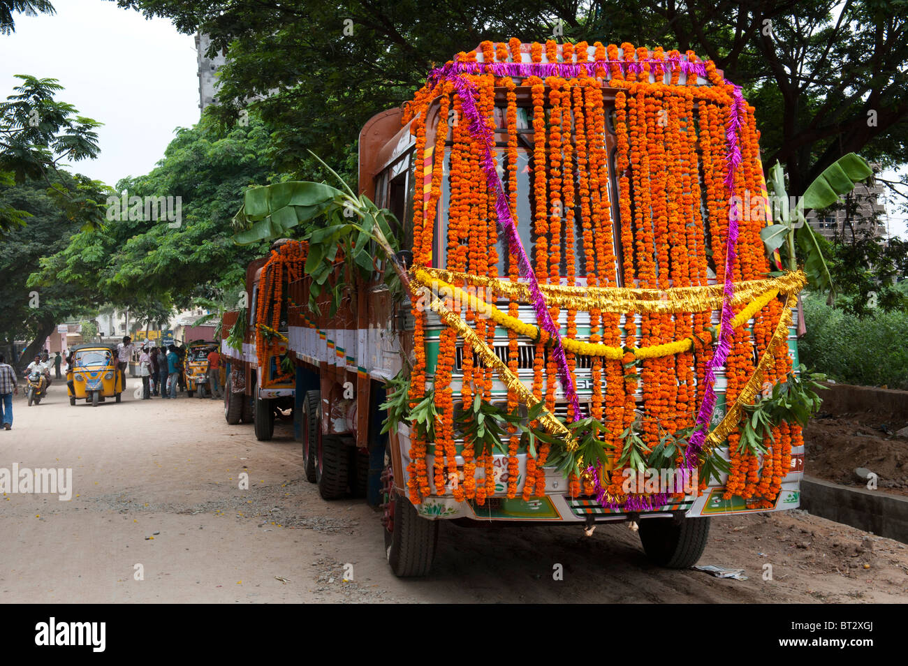 Camion indien couvert de guirlandes de fleurs, préparé pour l'Hindu festival Dasara puja avant de faire un voyage. Puttaparthi, Andhra Pradesh, Inde Banque D'Images