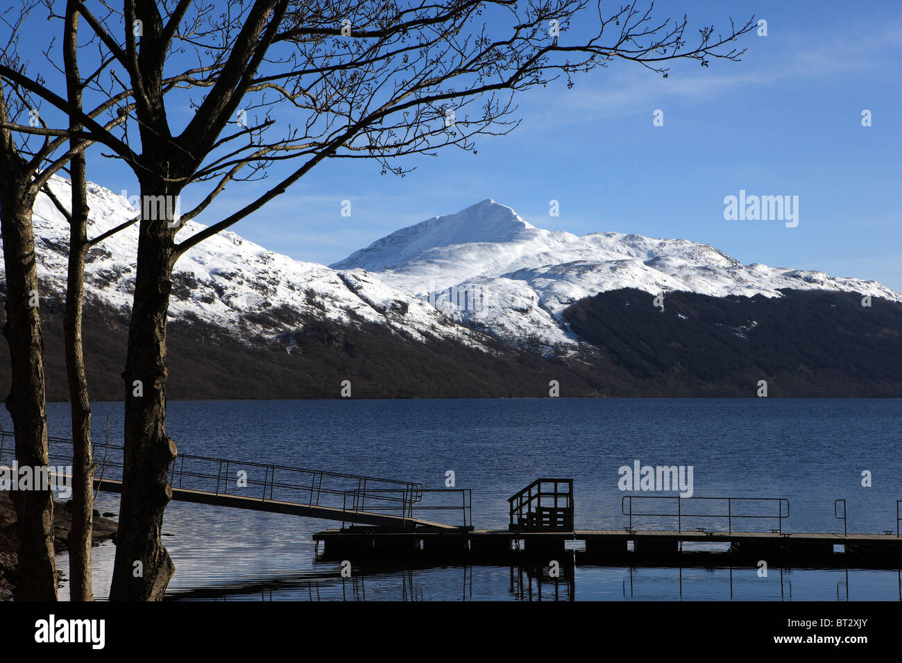 Le Loch Lomond avec Ben Lomond enneigées en arrière-plan Banque D'Images