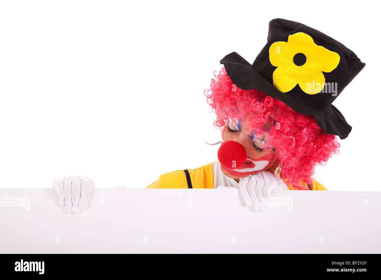 Clown holding et à la recherche d'une ouverture vierge (isolé sur blanc) Banque D'Images