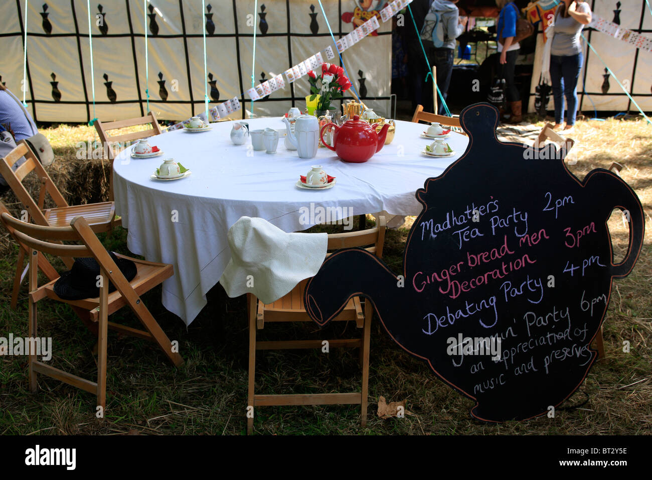 The Mad Hatters Tea Party et d'Alice au Pays des Merveilles week-end à Dorset Banque D'Images