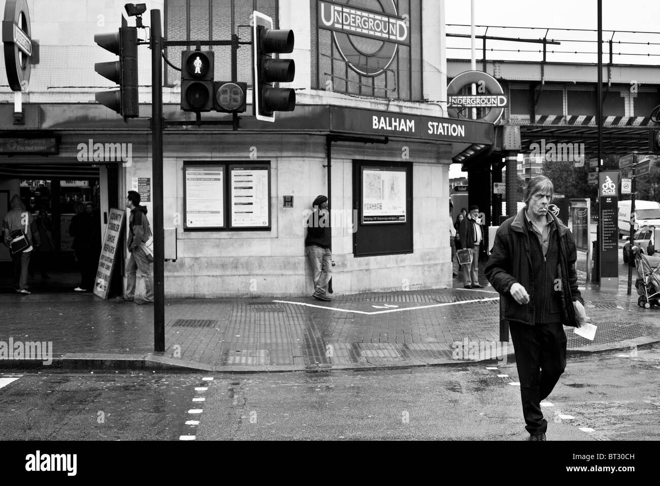 Man smoking cigarette Banque D'Images