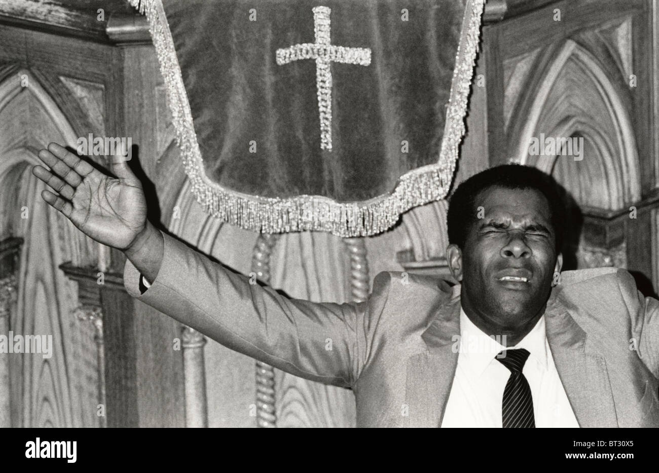 Visiter ministre Rev Winston Willis menant congrégation dans la prière dans l'Église du Nouveau Testament de Dieu Newport South Wales UK Banque D'Images