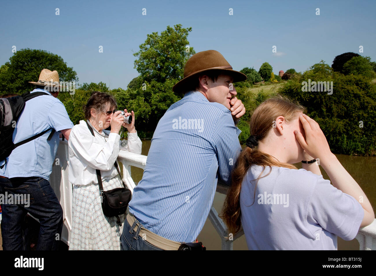 Les visiteurs se retrouvent au coeur de la UK canal system à Braunston pour le bateau étroit canal historique et Rallye. DAVID MANSELL Banque D'Images
