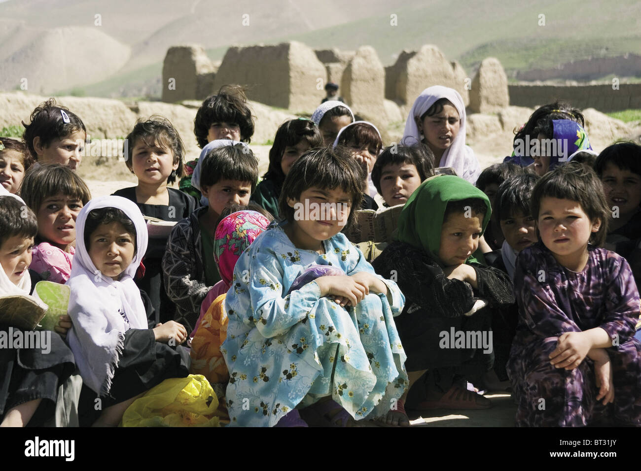 L'école en plein air et les enfants qui fréquentent l'Tegav Sirin, Afghanistan. Banque D'Images