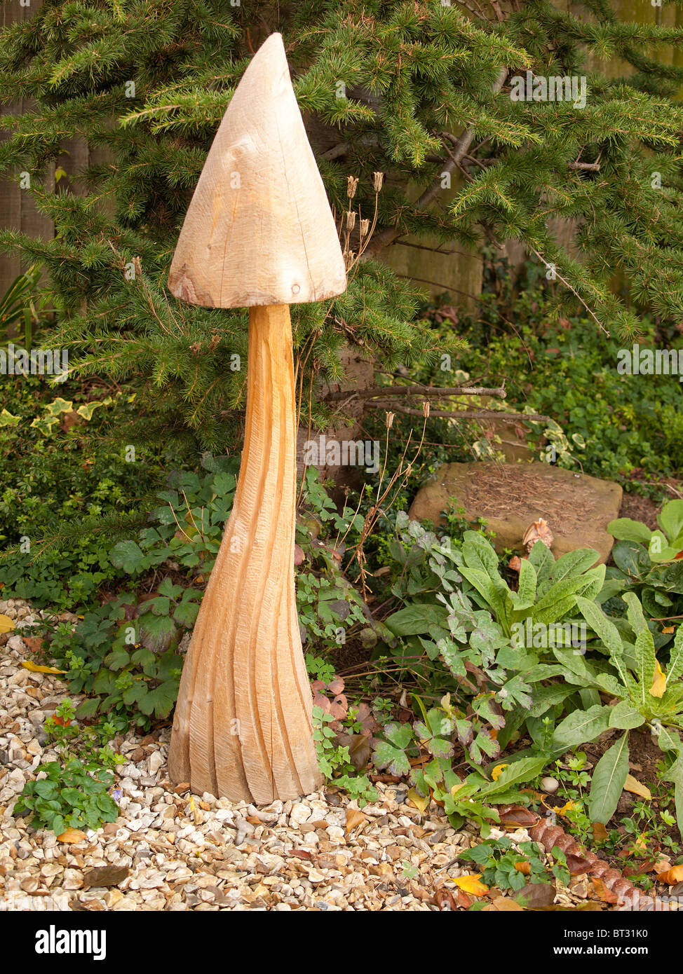 Un grand champignon en bois ornement de jardin Banque D'Images Un grand champignon en bois ornement de jardin Banque D'Images